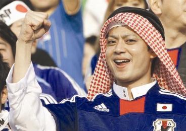 مشجع ياباني مرتدياً الشماغ الأحمر في بطولة  أمم آسيا الأخيرة