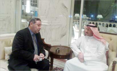  ... ومتحدثاً إلى الزميل ناصر الفرحان