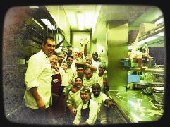 مع زملائها في المطبخ