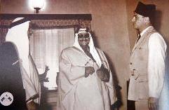 الشيخ عبد الله الجابر مع ولده الشيخ جابر العبد الله وضيفهما الأمير علي خان في فيلا الحديقة