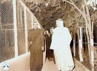 الشيخ جابر العبد الله يرافق ضيفه الأمير بدر بن عبد العزيز آل سعود في جولة في الحديقة سنة 1958