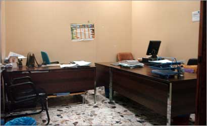 مكاتب الموظفين خالية