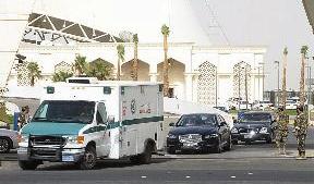 سيارة الإسغاف تحمل الجثمان من مطار الكويت 	(تصوير زكريا عطية)