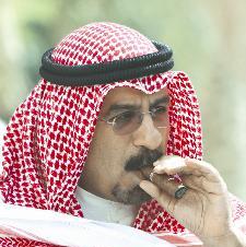 محمد الصباح يدخن السيجار خلال مشاركته في اجتماع مكافحة القرصنة في دبي قبل يومين (د ب أ)