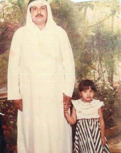 مبارك بن مليس مع ابنته عام 1985