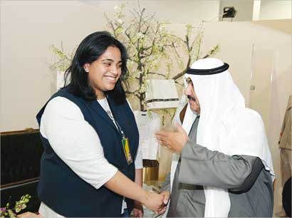 ناصر المحمد مصافحاً موضي بودي