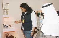 ... وتشرح له أفكار تصميمات نجود