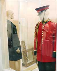 من تصميماتها لملابس الشرطة