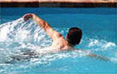 سباح يستمتع برياضته