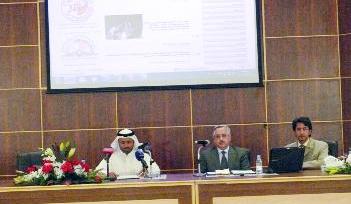 النفيسي متوسطاً العجمي والحنيان  	(تصوير جلال معوض)