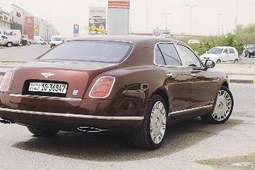 خلفية السيارة	(تصوير جلال معوض)