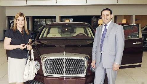 مسؤولون في الشركة خلال اطلاق السيارة