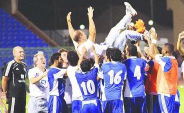 u0644u0627u0639u0628u0648 u0627u0644u0647u0644u0627u0644 u064au062du0645u0644u0648u0646 u0645u062fu0631u0628u0647u0645 u0628u0639u062f u0627u0644u0641u0648u0632r