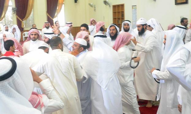 فوضى في المسجد احتجاجاً على منع الإمام للصلاة 	(تصوير زكريا عطية)