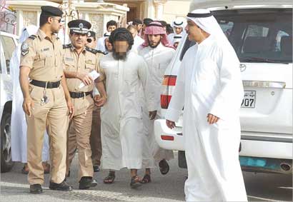 رجال الامن يقتادون احد المعتدين 