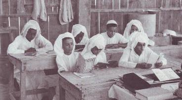 فصل دراسي في المدرسة المباركية أول  مدرسة تعليمية في الكويت