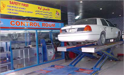 أحدث الأجهزة لفحص السيارة (تصوير طارق عز الدين) 