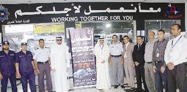 العجمي متوسطا طاقم الشركة