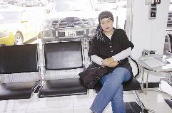 زبونة في انتظار فحص سيارتها