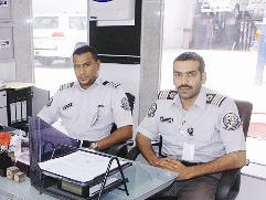 رجال المرور ينهون المعاملات	