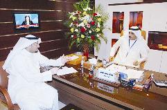 العجمي متحدثا إلى الزميل ناصر الفرحان