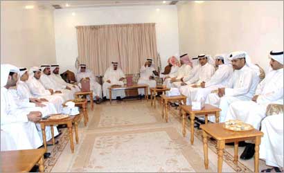 رواد ديوانية الحرمل (تصوير طارق عز الدين)