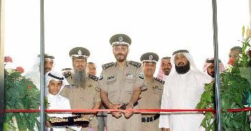 صالح الناجم ومحجم الجلال وعبدالله العجمي يقصون شريط الافتتاح   	 (تصوير طارق عزالدين)