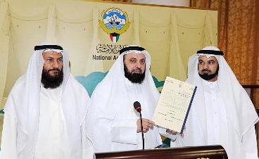 النواب المستجوبون خلال المؤتمر الصحافي