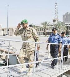 اللواء الأزيمع يستعد لدخول الزورق الكويتي