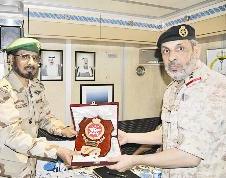 العميد علي العساكر يقدم درعا إلى اللواء الأزيمع