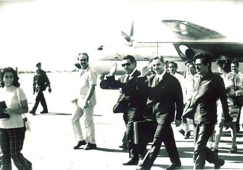 العيسمي مع عبد الفتاح إسماعيل في مطار عدن عام 1974