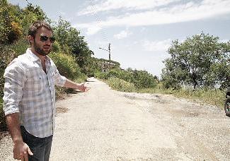 عامر يشير إلى مكان اختطاف جده في عاليه