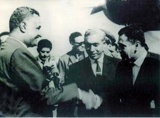 ... ويصافح عبد الناصر في مصر عام 1964
