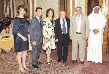 وزير الصحة متوسطا يزدي وعائلته