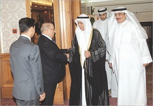 يزدي مستقبلا المهنئين 