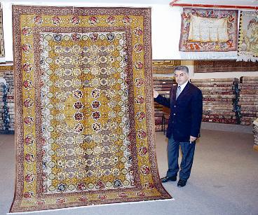 ... ومع تحفه النفيسة 	(تصوير نور هنداوي)