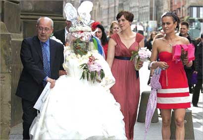 العروسان خلال مراسم الزفاف أول من أمس