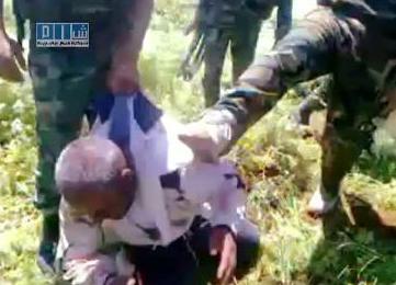 صور تم بثها على الانترنت تظهر قيام قوات النظام بضرب وركل رجل مسن في حمص