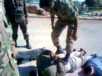 ... وعناصر تدوس على مواطنين وتركلهم