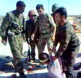 ... وتعذيب معتقل وهو مغمض العينين		(ا ف ب)