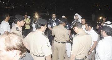 مفاوضات بين رجال الامن والمتظاهرين