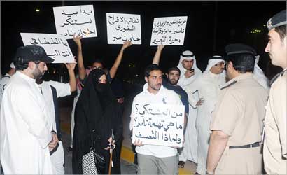 لافتات تطالب باطلاق ابل (تصوير زكريا عطية وعلي السالم)