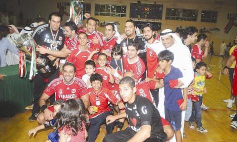 لاعبو الفحيحيل يحتفلون بالكأس 		(تصوير زكريا عطية)