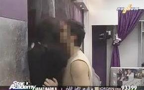 صورة لحسام يحاول تقبيل سارة 