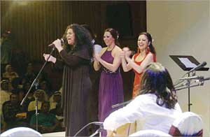 غينارا كورتس تغني (تصوير مرهف حورية