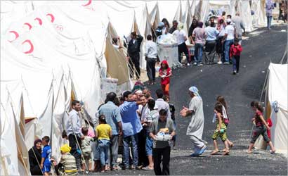 u0644u0627u062cu0626u0648u0646 u0633u0648u0631u064au0648u0646 u064au062du0635u0644u0648u0646 u0639u0644u0649 u0648u062cu0628u0627u062a u063au0630u0627u0626u064au0629 u0641u064a u0645u062eu064au0645 u0644u0644u0647u0644u0627u0644 u0627u0644u0623u062du0645u0631 u0627u0644u062au0631u0643u064a u0623u0645u0633 (u0623 u0641 u0628)