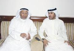 الجاسر متحدثاً إلى الزميل أنور الفكر