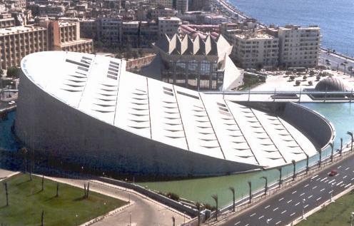 مكتبة الإسكندرية من الخارج على شكل قرص الشمس