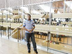 الزميل علي العلاس داخل مكتبة الاسكندرية