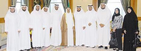 صاحب السمو متوسطا رئيس وأعضاء مجلس إدارة جمعية المعلمين